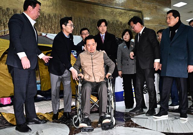 장동혁 국민의힘 대표가 지난 22일 서울 여의도 국회 로텐더홀에서 통일교게이트·더불어민주당공천뇌물 '쌍특검' 수용을 요구 단식 농성을 중단하고 병원으로 이동하고 있다. [사진제공=뉴시스]<br>