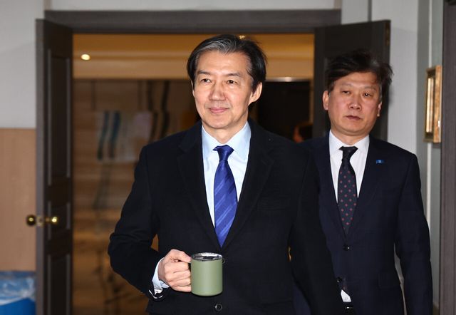 조국 조국혁신당 대표가 26일 오전 서울 여의도 중소기업중앙회에서 열린 당무위원회에 참석하기 위해 이동하고 있다. 2026.01.26.&nbsp;<br>