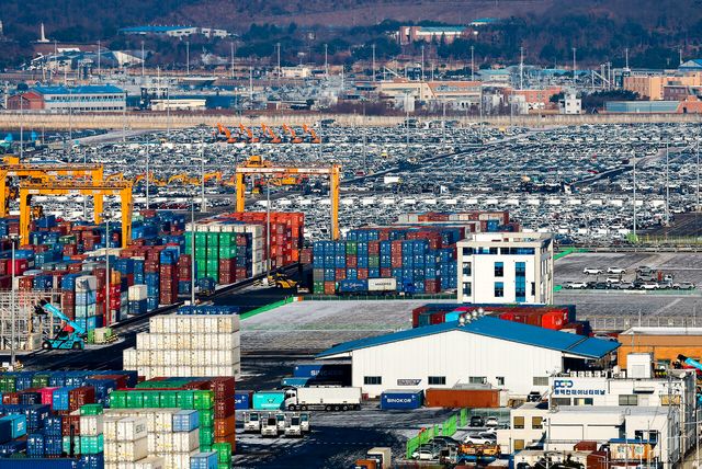 27일 경기 평택시 평택항에 수출용 자동차와 컨테이너가 세워져 있다. [사진=뉴시스]