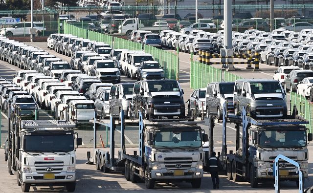 트럼프 대통령이 한국에 대해 관세를 다시 올릴 것이라고 발표해 충격을 주고 있다. 사진은 1월 14일 경기 평택시 포승읍 평택항 자동차 전용부두에 수출용 차량이 세워져 있는 모습. [사진제공=뉴시스]