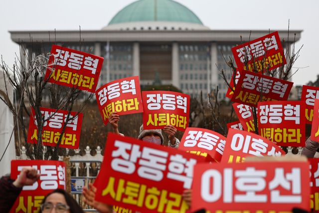 한동훈 전 국민의힘 대표 지지자들이 지난 15일 오전 서울 여의도 국회 앞에서 한 전 대표 제명 철회 및 장동혁 대표 사퇴를 촉구하는 기자회견을 열고 구호를 외치고 있다. [사진제공=뉴시스]<br>