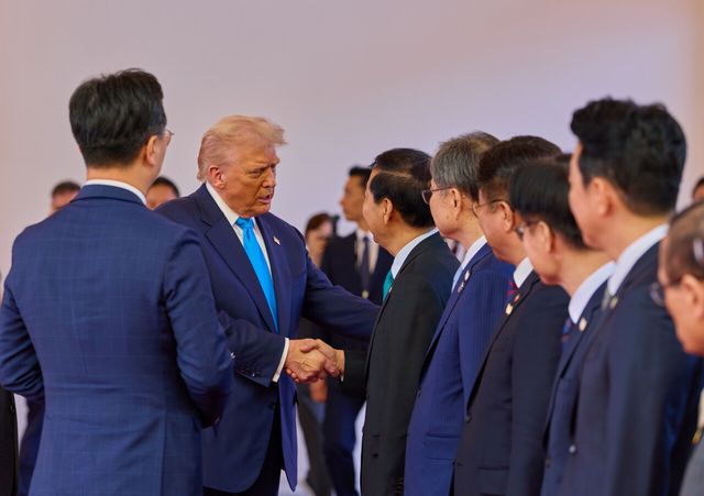 도널드 트럼프 미국 대통령이 지난해 10월 29일 경북 경주박물관에서 이재명 대통령과 정상회담에 앞서 열린 공식 환영식에서 구윤철 경제부총리 겸 기획재정부 장관과 인사하고 있다. [사진제공=대통령실]