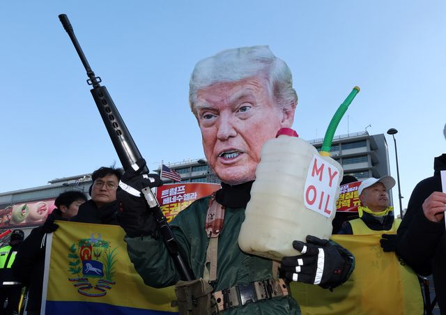 1월 5일 오전 서울 종로구 광화문광장에서 열린 트럼프 1년 규탄 국제민중공동행동 조직위원회 긴급 기자회견에서 한 참여자가 베네수엘라 침공을 규탄하며 도널드 트럼프 미국 대통령 퍼포먼스를 하고 있다. [사진제공=뉴시스]