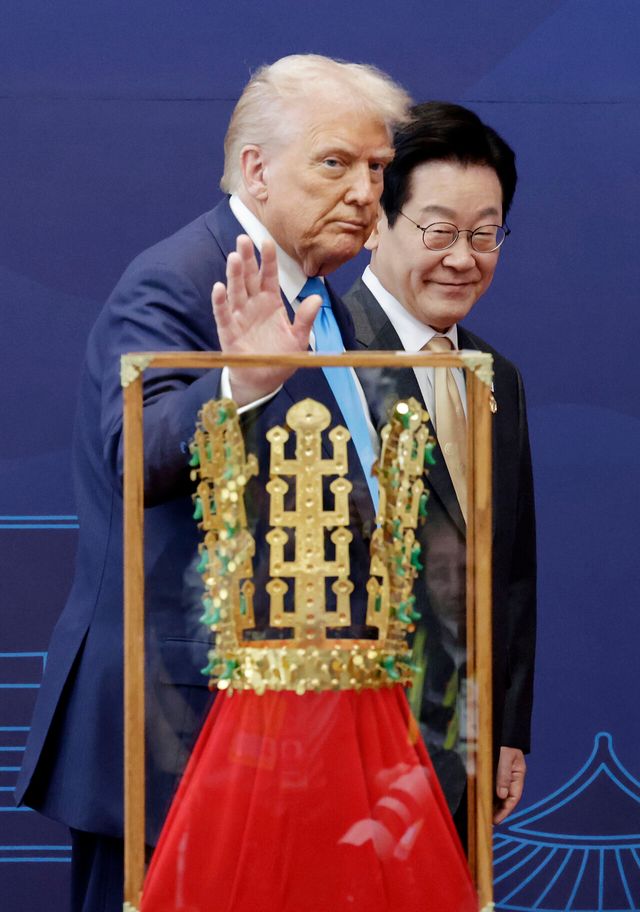 도널드 트럼프 대통령이 29일 경북 경주박물관에서 이재명 대통령에게 선물받은 '천마총 금관 모형'을 지나며 인사하고 있다. [사진제공=뉴시스]