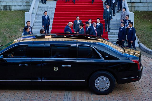 트럼프 대통령이 관세 인상을 기습 발표해 그 배경에 관심이 쏠리고 있다. 사진은 지난해 10월 29일 이재명 대통령과 트럼프 대통령이 경북 경주박물관에서 정상회담 후 배웅하며 악수하는 모습. [사진=이재명 대통령 SNS]