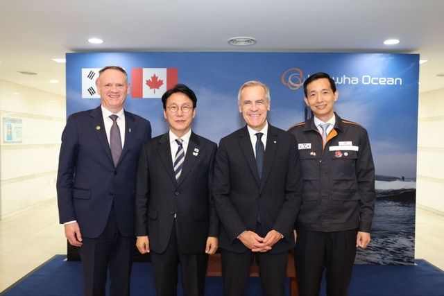 한화그룹 김동관 부회장이 캐나다 잠수함 수주 지원을 위해 현지로 출국했다. 사진은 지난해 10월 30일 캐나다 마크 카니 총리(왼쪽 세 번째)와 데이비드 맥귄티 국방장관(왼쪽 첫 번째)이 경남 거제 한화오션 거제조선소를 방문한 것을 기념해 김민석 국무총리와 김 부회장이 함께 사진을 촬영했다. [사진=총리실]