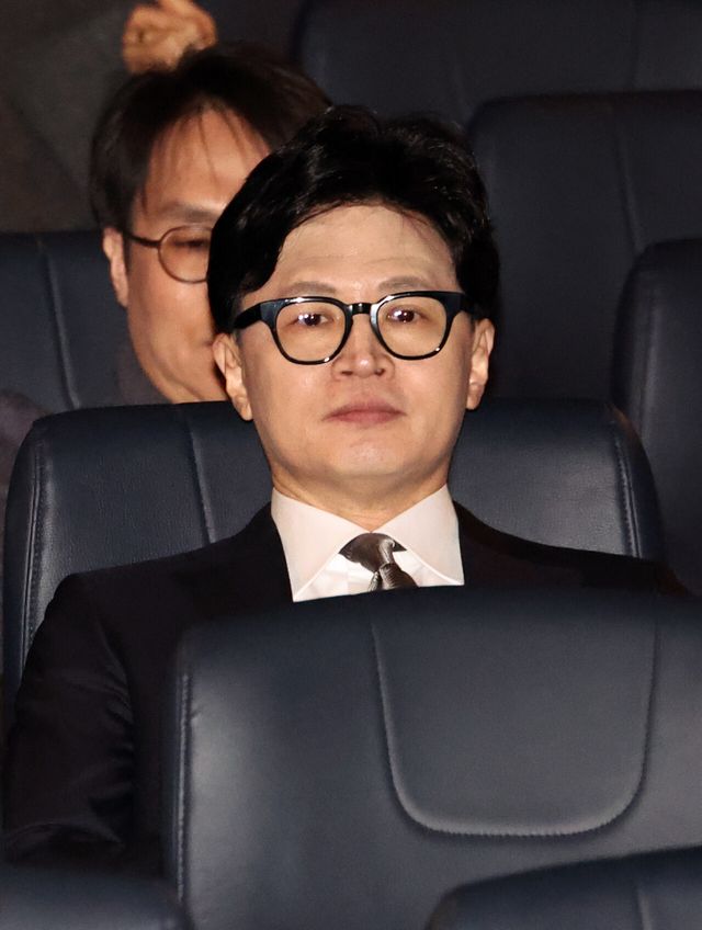 한동훈 전 국민의힘 대표가 28일 서울 영등포구 한 영화관에서 '잊혀진 대통령: 김영삼의 개혁시대' 영화 상영 시작을 기다리고 있다. [사진제공=뉴시스]