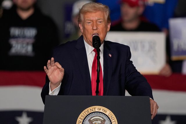 [사진=AP/뉴시스] 미국 도널드 트럼프 대통령이 27일(현지 시간) 아이오와주 클라이브에서 경제 연설을 하고 있다.