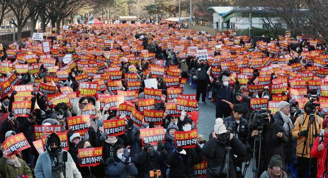 한동훈 전 국민의힘 대표 지지자들이 24일 오후 서울 영등포구 국회의사당역 인근에서 열린 한 전 대표 징계 철회 촉구 집회에서 구호를 외치고 있다. [사진제공=뉴시스]