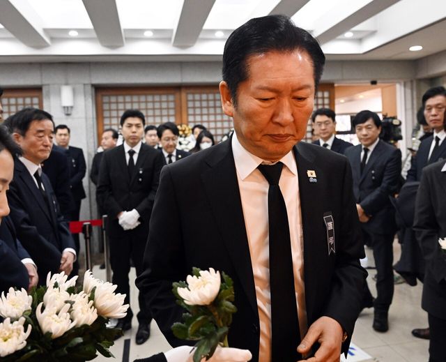정청래 더불어민주당 대표가 28일 오전 서울 종로구 서울대학교병원 장례식장에 마련된 고(故) 이해찬 전 국무총리의 빈소에서 조문하고 있다. [뉴스제공=뉴시스]