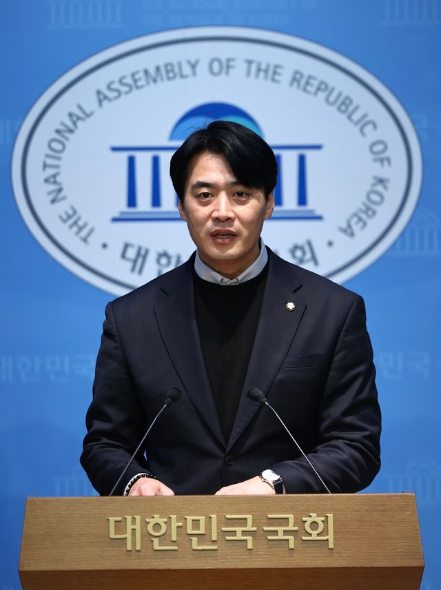 더불어민주당 한준호 의원이 정청래 대표의 조국혁신당 합당 추진 절차를 두고 정면 비판해 그 배경에 관심이 쏠리고 있다. 사진은 지난해 12월 23일 한 의원이 서울 여의도 국회 소통관에서 열린 '이화영 전 경기도 평화부지사 형집행정지 촉구 기자회견'에서 발언하고 있는 모습. [사진제공=뉴시스]