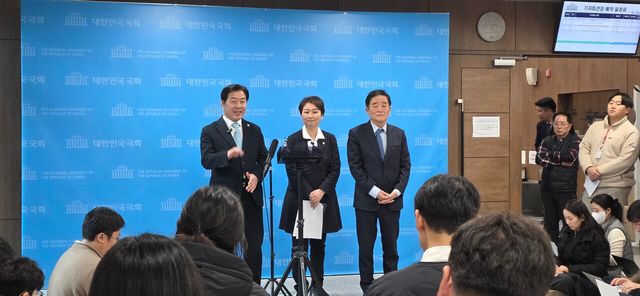 지난 1월 23일 국회 소통관에서 민주당 황명선(왼쪽부터) 이언주 강득구 최고위원이 정청래 대표의 독단적인 조국혁신당 합당 추진을 비판하는 기자회견을 하고 있다.&nbsp;ⓒ투데이신문