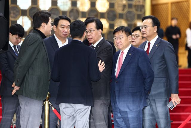 송언석 국민의힘 원내대표 등 당 지도부가 21일 서울 여의도 국회 로텐더홀에서 통일교·공천헌금 '쌍특검' 수용을 촉구하며 여드레째 단식중인 장동혁 국민의힘 대표 농성장 앞에서 의논하고 있다. [사진제공=뉴시스]