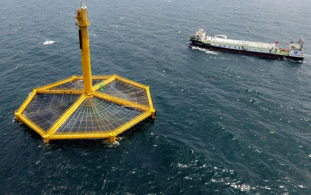 지난 2022년 6월 7일 중국이 서해에 어류 양식 시설이라며 설치한 '선단 1호'에 중국 선박이 접근하는 모습. [사진제공=신화/뉴시스]<br>