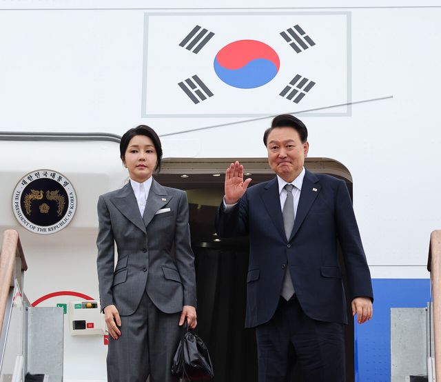 윤석열 전 대통령과 부인 김건희 여사가 헌정사 최초로 전직 대통령 부부 동반 실형의 기로에 섰다. 사진은 지난 2024년 10월 6일 필리핀·싱가포르 국빈방문 및 한-아세안회의 참석을 위해 순방에 나서는 윤석열 대통령과 부인 김건희 여사가 성남 서울공항에서 공군 1호기에 탑승하며 인사하고 있는 모습. [사진제공=뉴시스]