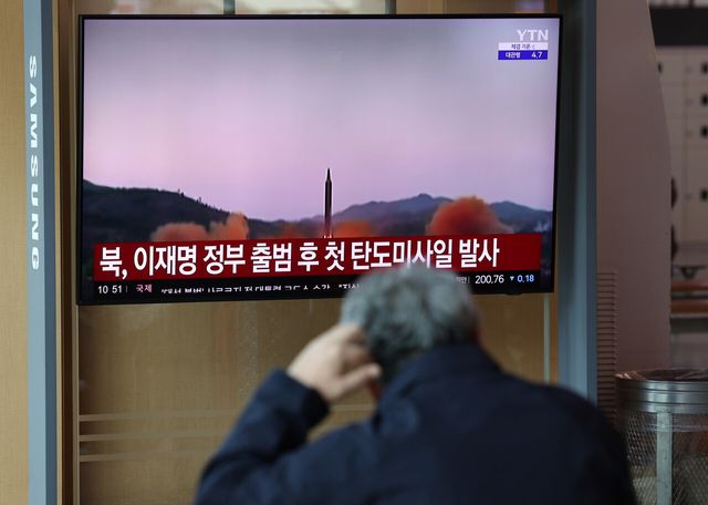 북한이 이재명 정부 출범 이후 처음으로 탄도미사일을 발사한 지난해 10월 22일 오전 서울 중구 서울역 대합실에서 시민이 북한의 탄도미사일 발사 관련 뉴스를 시청하고 있다. [사진제공=뉴시스]