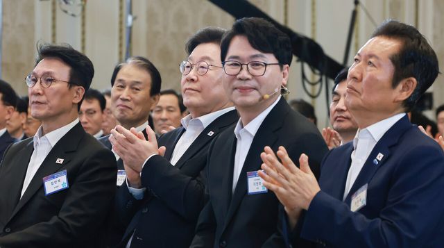 지난해 8월 13일 이재명 대통령이 청와대 영빈관에서 열린 국정기획위원회 국민보고대회에서 주요활동 영상을 시청하고 있다. 왼쪽부터 김민석 국무총리, 이 대통령, 이한주 국정위 위원장, 정청래 더불어민주당 대표. [사진제공=뉴시스/대통령실통신사진기자단]