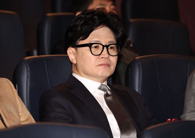 한동훈 전 국민의힘 대표가 지난 28일 서울 영등포구 한 영화관에서 '잊혀진 대통령: 김영삼의 개혁시대' 영화 상영 시작을 기다리고 있다. [사진제공=뉴시스]<br>
