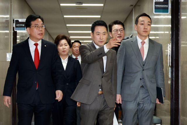 국민의힘 장동혁 대표와 송언석 원내대표 등 지도부가 29일 서울 여의도 국회에서 열린 최고위원회의에 참석하고 있다. [사진제공=뉴시스]