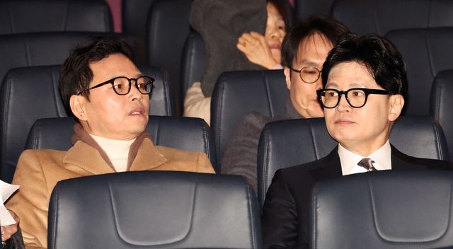 한동훈(오른쪽) 전 국민의힘 대표와 박정훈 국민의힘 의원이 28일 서울 영등포구 한 영화관에서 '잊혀진 대통령: 김영삼의 개혁시대' 영화 상영 시작을 기다리고 있다. [사진제공=뉴시스]