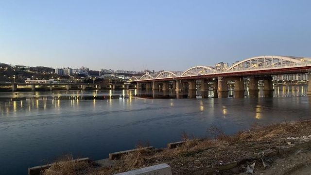 <em>&nbsp;</em>기상청은 3일 오전 올겨울 첫 한강 결빙이 관측됐다고 밝혔다. 사진은 이날 오전 8시께 한강 결빙 관측 사진.&nbsp; [사진=기상청]