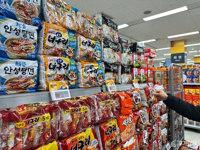 국내 한 대형마트 라면 진열대 모습. ⓒ투데이신문