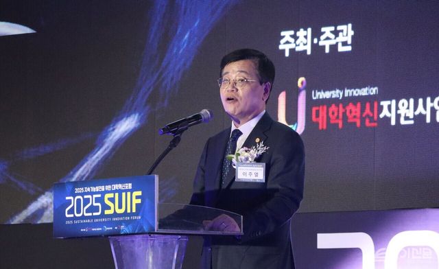 29일 부산 벡스코(BEXCO)에서 진행된 ‘2025 지속가능발전을 위한 대학혁신포럼’ 에서 대학혁신지원사업 이주열 총괄협의회장이 개회사를 하고 있다. ⓒ투데이신문