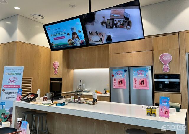 현대백화점은 매주 목, 금, 토 인천국제공항과 협력해 한국을 경유하는 외국인 관광객을 대상으로 ‘K컬처 환승투어’를 운영하고 있다. ⓒ투데이신문