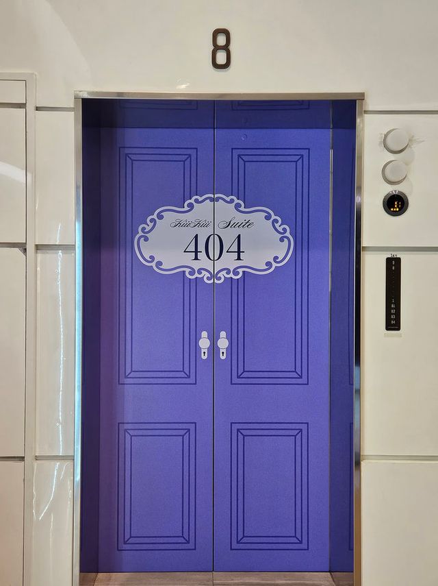 롯데면세점 원더케이 케이팝 포토 리포트. 첫 번째 아티스트로 선정된 그룹 키키(KiiiKiii)의 타이틀곡 ‘404 (New Era)’ 테마를 콘셉트로 꾸며졌다. [사진=롯데면세점]