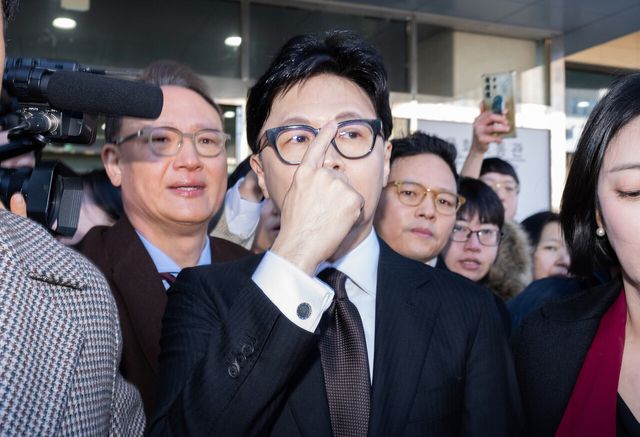 한동훈 전 국민의힘 대표가 29일 서울 여의도 국회 소통관에서 국민의힘 지도부의 제명 결정에 관한 입장 발표를 마치고 밖으로 나서고 있다.[사진제공=뉴시스/공동취재단]