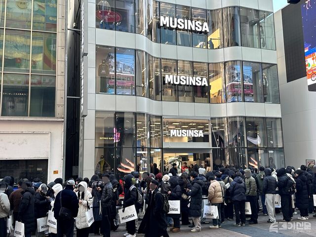30일 오전 서울 중구 명동에 있는 무신사 스토어 매장 앞에 개점을 기다리는 줄이 늘어섰다. ⓒ투데이신문