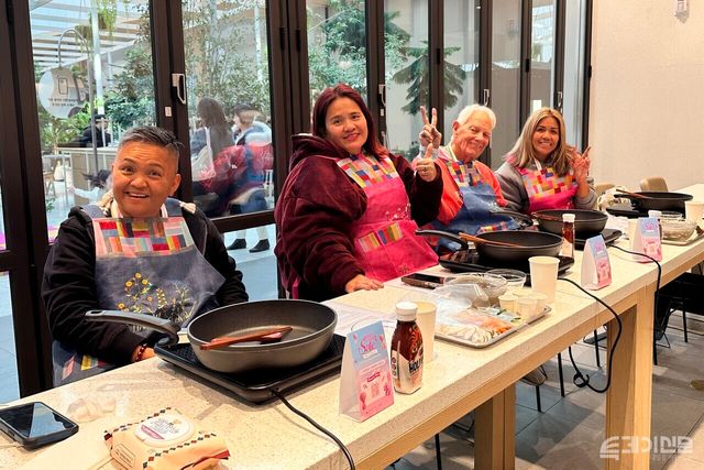 지난 29일 서울 여의도 더현대 서울 6층 문화센터&nbsp;‘CH 1985’에서 외국인 환승객들이 한식 쿠킹클래스를 체험하고 있다. ⓒ투데이신문