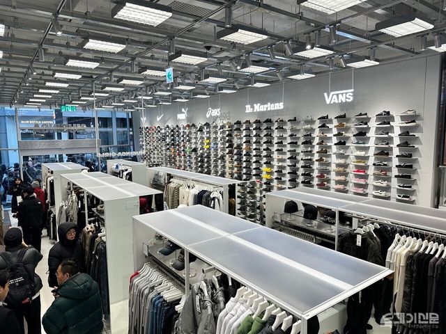 &nbsp;명동 무신사 스토어 매장 내 1층 전경. ⓒ투데이신문