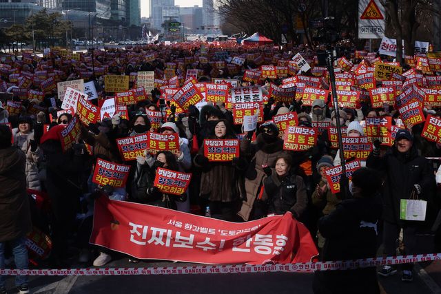 &nbsp;1일 서울 영등포구 여의도공원 인근에서 열린 한동훈 제명 규탄집회에서 한동훈 전 국민의힘 대표 지지자들이 구호를 외치고 있다. [사진제공=뉴시스]<br>