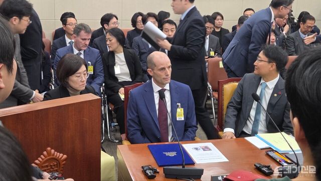 지난달 30일부터 이튿날까지, 국회 과학기술정보방송통신위원회에서 열린 쿠팡 사태 연석 청문회에서 해롤드 로저스(가운데) 쿠팡 임시 대표가 증인석에 착석해 있다.&nbsp;ⓒ투데이신문