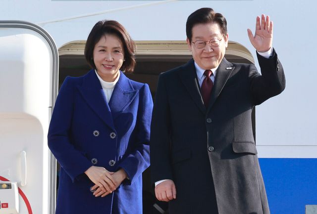 국빈 자격으로 중국을 방문한 이재명 대통령과 김혜경 여사가 4일 경기 성남 서울공항에서 공군 1호기에 올라 인사하고 있다. [사진제공=뉴시스]&nbsp;<br>
