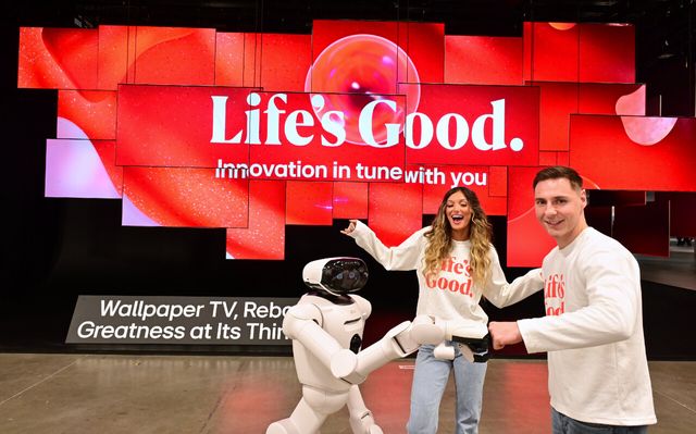 LG전자가 미국 라스베이거스에서 현지시간 6일 개막하는 CES 2026에 참가한다. 전시관 입구에는 초슬림·초밀착 무선 월페이퍼 TV ‘LG 올레드 에보 AI W6’ 38대를 천장에 매달아 공중에 떠 있는 듯 연출한 초대형 오브제가 관람객들을 맞이한다. 홈 로봇 ‘LG 클로이드’와 모델들이 초대형 오브제 앞에서 다양한 포즈를 취하고 있다. [사진=LG전자]