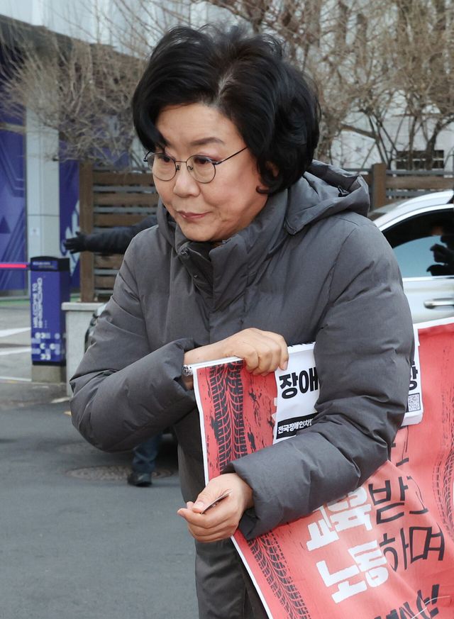 이혜훈 기획예산처 장관 후보자가 5일 오전 서울 중구 예금보험공사에 마련된 인사청문회 준비 사무실로 출근하며 전국장애인차별철폐연대 관계자들과 인사를 나눈뒤 사무실로 향하고 있다. [사진제공=뉴시스]