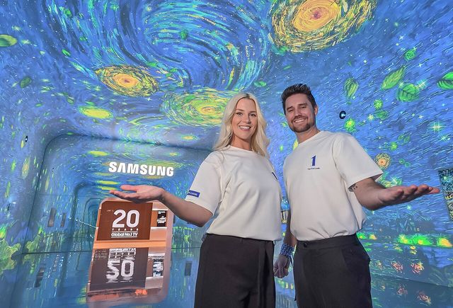 삼성전자 모델이 미국 라스베이거스에서 열리는 세계 최대 전자 전시회 ‘CES 2026’에 마련된 윈호텔 삼성전자 단독 전시관에서 대형 터널 형태의 AI 갤러리를 소개하고 있다. [사진=삼성전자]