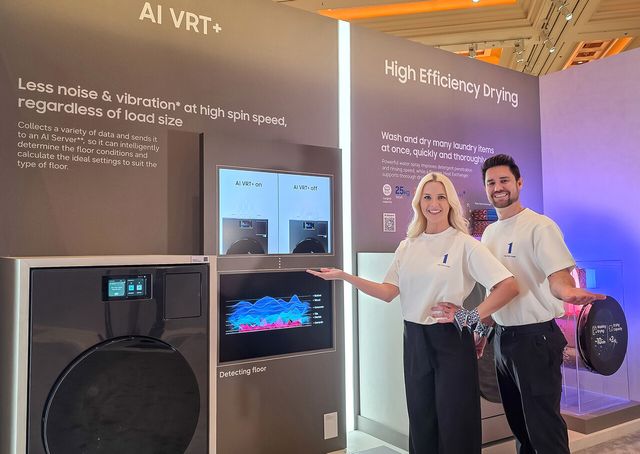 삼성전자 모델이 미국 라스베이거스에서 열리는 세계 최대 전자 전시회 ‘CES 2026’에 마련된 윈호텔 삼성전자 단독 전시관에서 '비스포크 AI 콤보' 세탁건조기를 소개하고 있다. [사진=삼성전자]