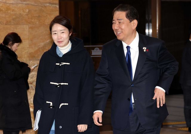 김병기 더불어민주당 원내대표와 강선우 의원이 지난해 12월 24일 오후 서울 여의도 국회에서 열린 제430회국회(임시회) 제2차 본회의를 마치고 밖으로 나오고 있다. [사진제공=뉴시스]