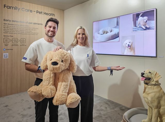 삼성전자 모델이 미국 라스베이거스에서 열리는 세계 최대 전자 전시회 ‘CES 2026’에 마련된 윈호텔 삼성전자 단독 전시관에서 스마트싱스 기반의 펫 케어 서비스를 소개하고 있다. [사진=삼성전자]