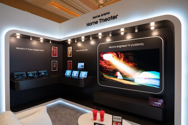 삼성디스플레이가 ‘CES 2026’ 미디어 초청 행사에서 최초 공개한 4500니트 밝기 TV용 OLED. 2626년 신제품 TV에 적용될 이 제품은 소재 최적화를 토대로 업계 최대 화면 밝기를 구현했다. [사진=삼성디스플레이]