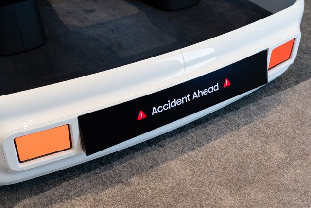 삼성디스플레이가 ‘CES 2026’ 미디어 초청 행사에서 선보인 ‘OLED 테일램프’에 ‘Accident Ahead’ 글자가 표기된 모습. 기존 테일 램프의 방향지시등 기능은 물론 햇빛(외광) 아래에서도 시인성이 뛰어난 OLED의 강점을 토대로 전방 교통상황, 차량 상태 등 운행 관련 시각정보를 뒤 차량에 전달할 수 있다. [사진=삼성디스플레이]