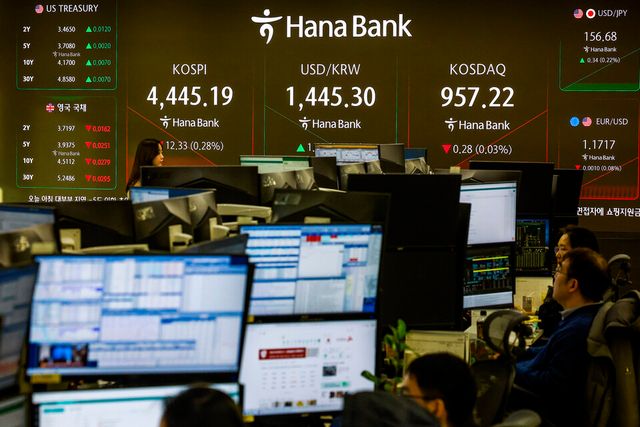 6일 코스피는 전 거래일보다 11.44포인트 내린 4446.08에 개장했다. [사진=뉴시스]