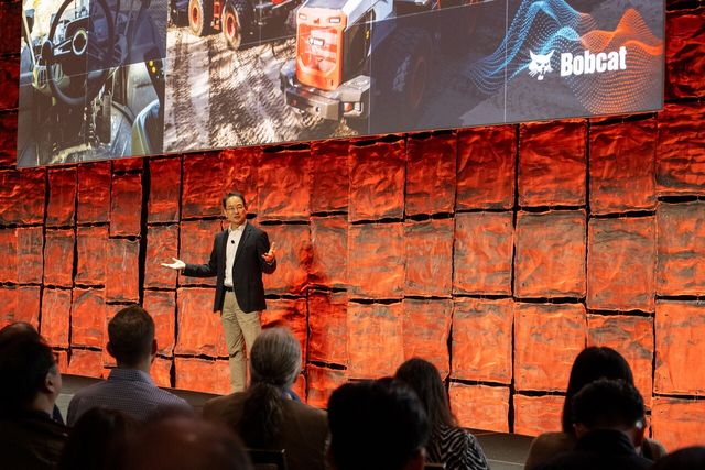 두산밥캣 스캇 박 부회장이 지난 5일(현지시간) 미국 라스베이거스에서 열린 ‘CES 2026’ 미디어데이에서 차세대 건설장비기술에 대해 설명하고 있다. [사진=두산밥캣]