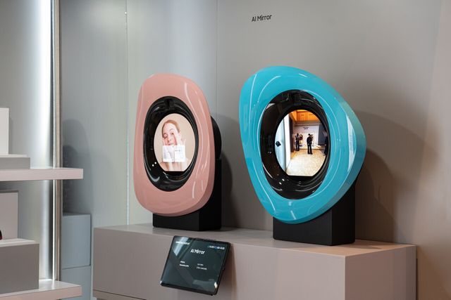 삼성디스플레이가 ‘CES 2026’ 미디어 초청 행사에서 공개한 차세대 AI 기기 콘셉트의 데모제품 ‘AI OLED 미러’. LCD와 달리 원형 등 다양한 형태로 제조할 수 있는 OLED는 차세대 AI 기기의 디자인 자유도를 높일 수 있다. [사진=삼성디스플레이]