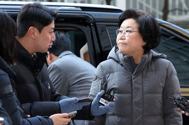 이혜훈 기획예산처 장관 후보자가 6일 오전 서울 중구 예금보험공사에 마련된 청문회 준비 사무실로 출근하며 취재진을 바라보고 있다. [사진제공=뉴시스]