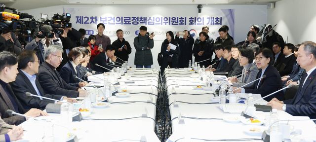 보건복지부 정은경 장관이 6일 서울 중구 컨퍼런스하우스 달개비에서 열린 제2차 보건의료정책심의위원회에서 발언하고 있다. [사진제공=뉴시스]