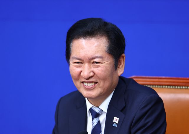 정청래 더불어민주당 대표가 6일 오전 서울 여의도 국회에서 열린 충남·대전 통합 및 충청지역 발전특별위원회 전체회의에서 미소짓고 있다. [사진제공=뉴시스]